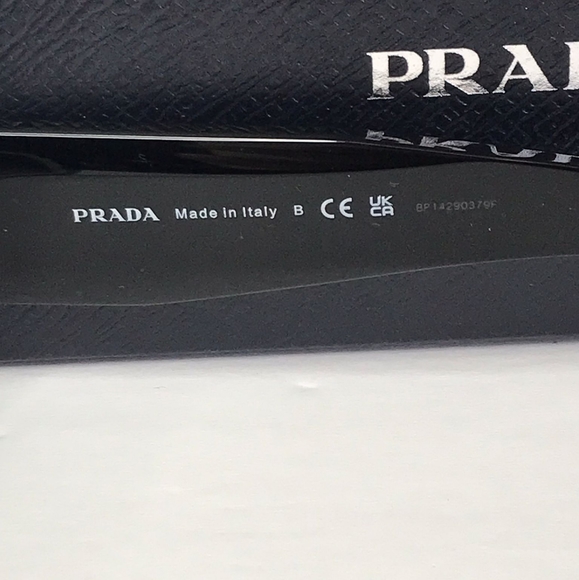 💯 - Authentic New Prada Symbole collection. The bold rectangular frame SPR 0… - Picture 15 of 15